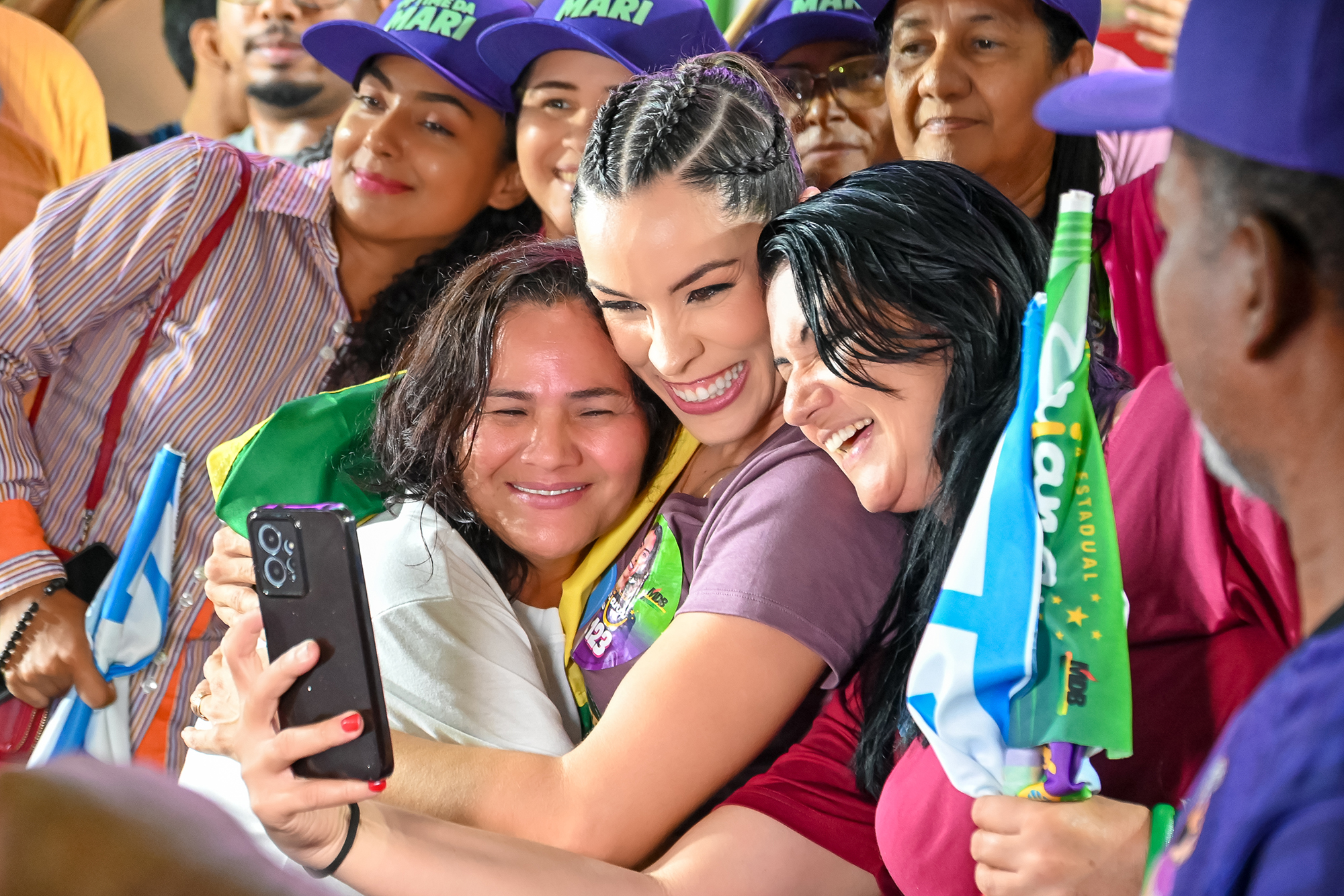 Mariana Dantas em selfie com apoiadoras