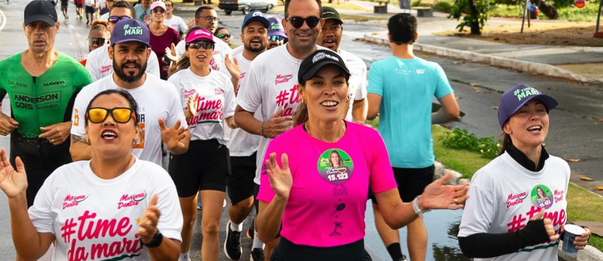 Mariana Dantas correndo no meio do Time da Mari durante o treinão