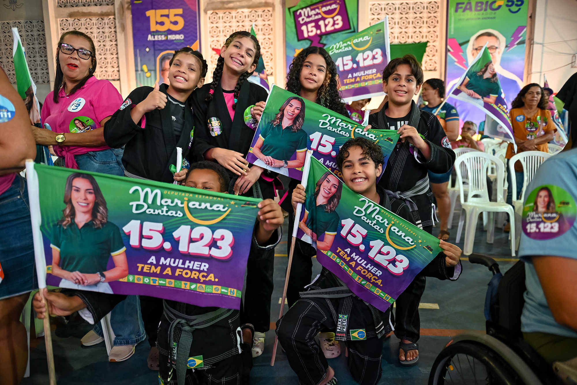 Crianças do karatê com bandeiras da campanha 15.123