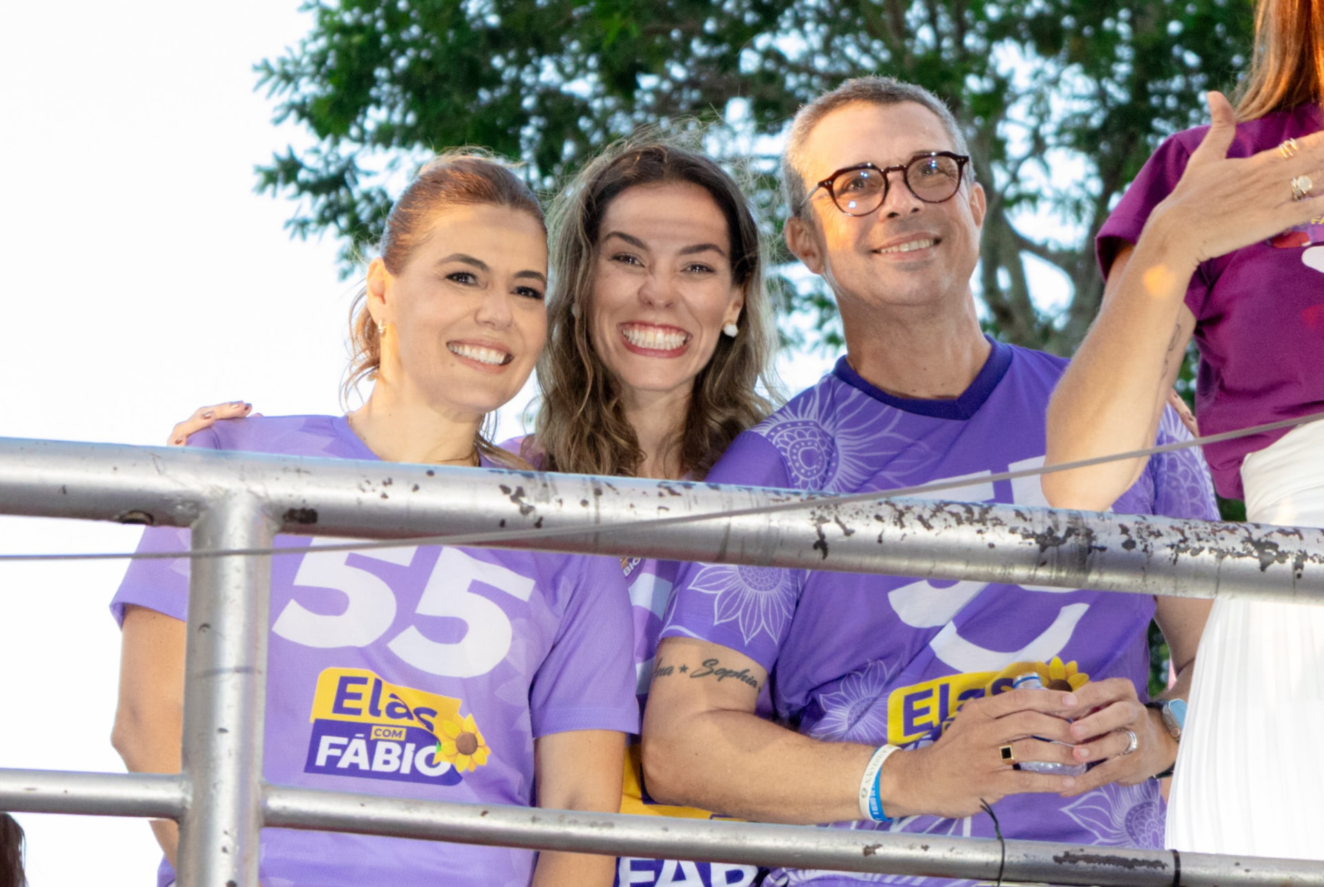 Mariana Dantas ao lado de apoiadores durante o Elas com Fábio