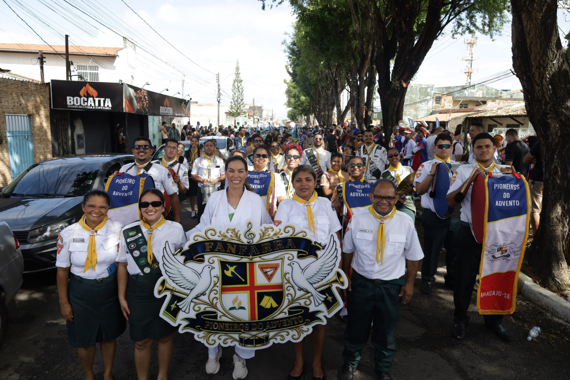 Mariana Dantas com a fanfarra e participantes nas ruas