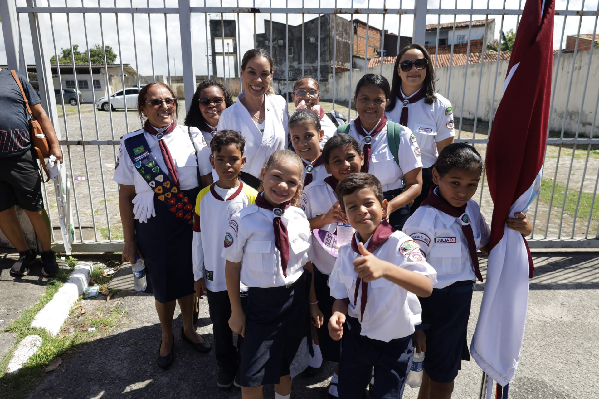 Mariana Dantas com crianças uniformizadas durante o desfile