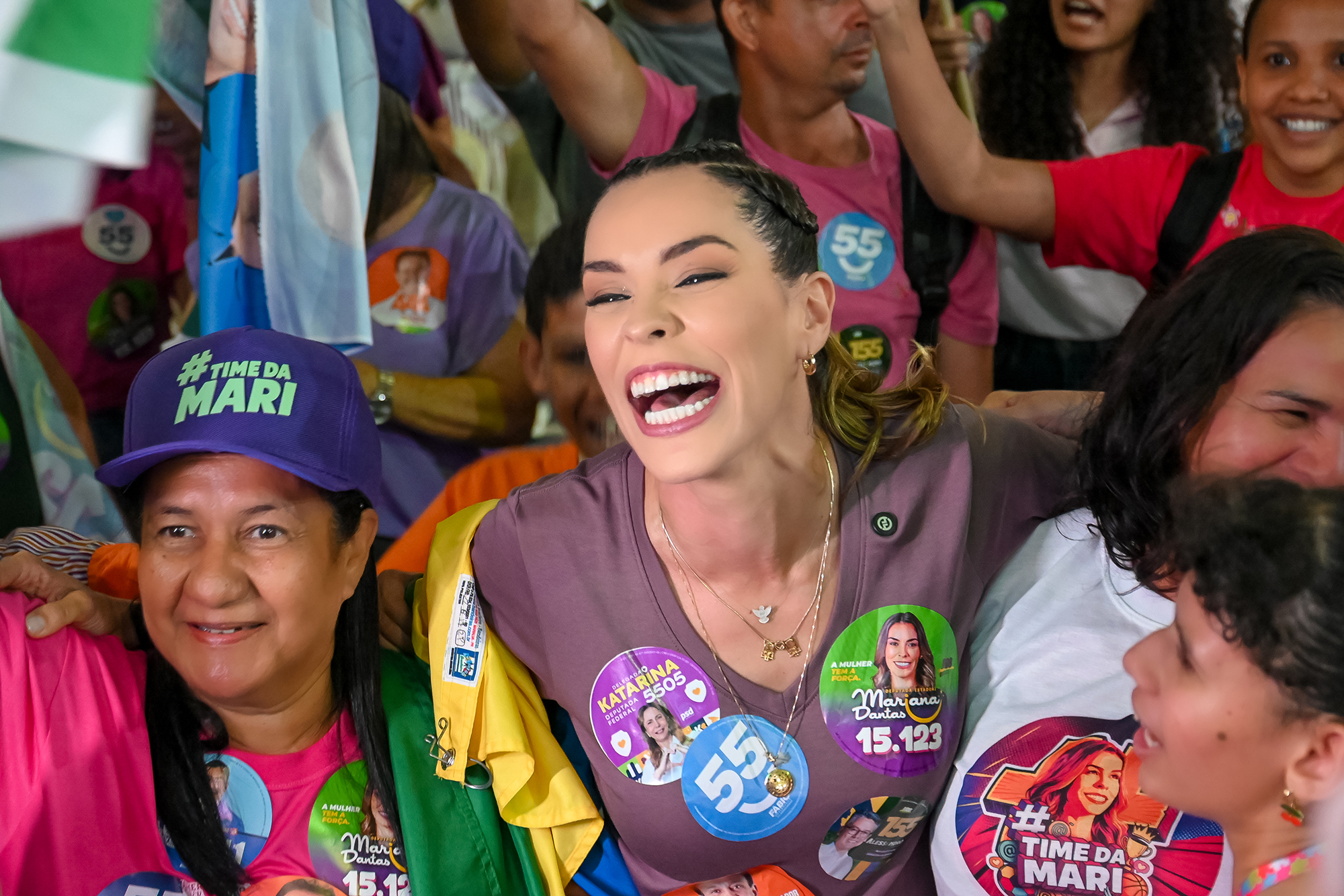 Mariana Dantas sorrindo em meio ao Time da Mari