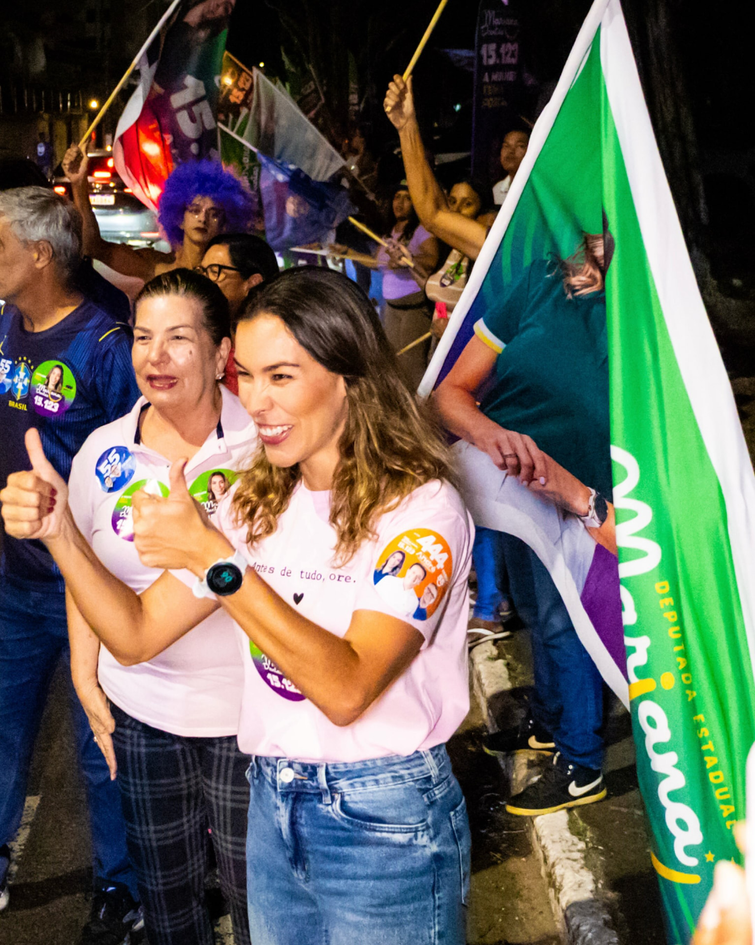 Mariana Dantas e apoiadores com bandeiras durante caminhada do Time da Mari