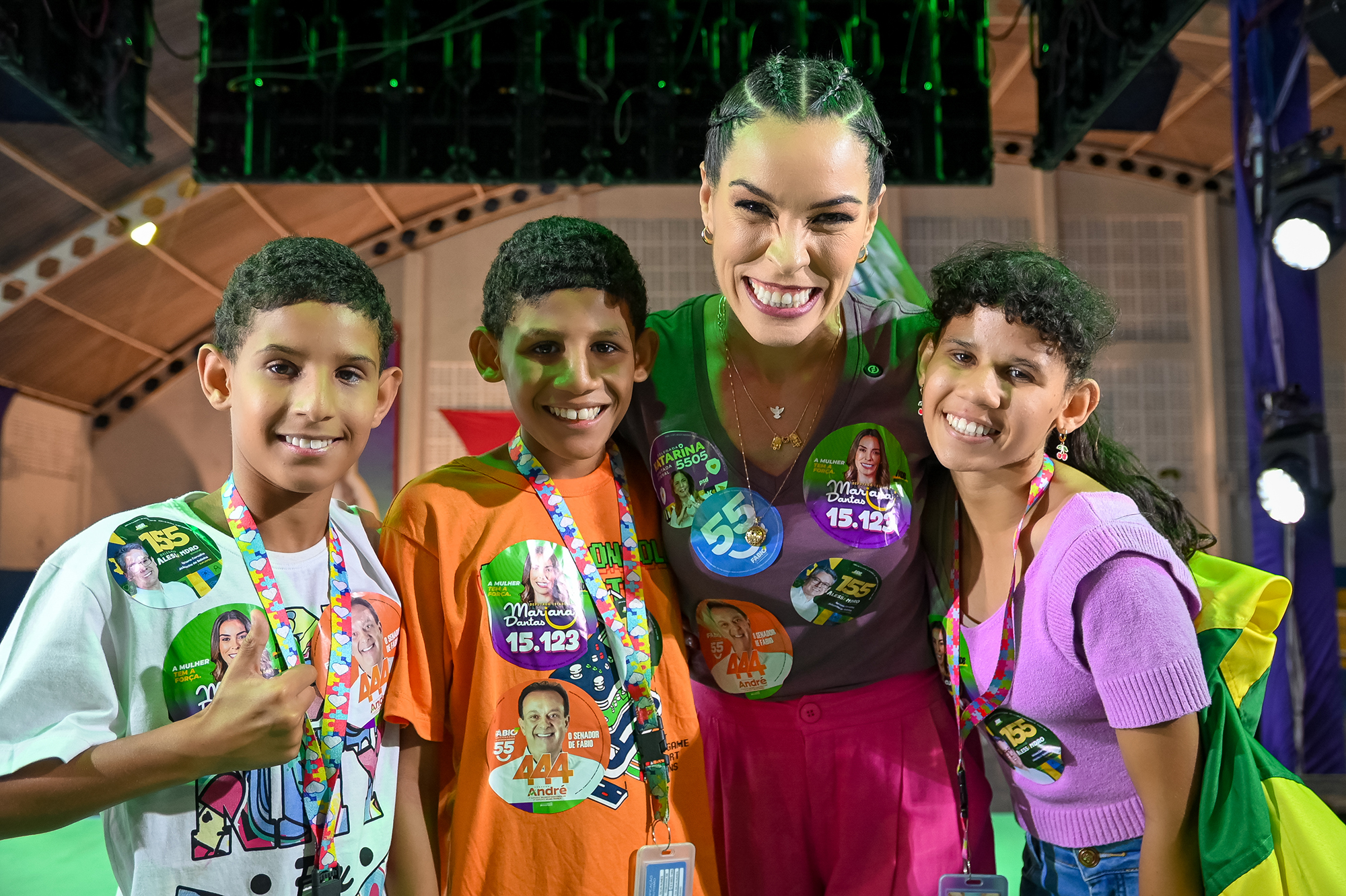 Mariana Dantas com jovens apoiadores no palco