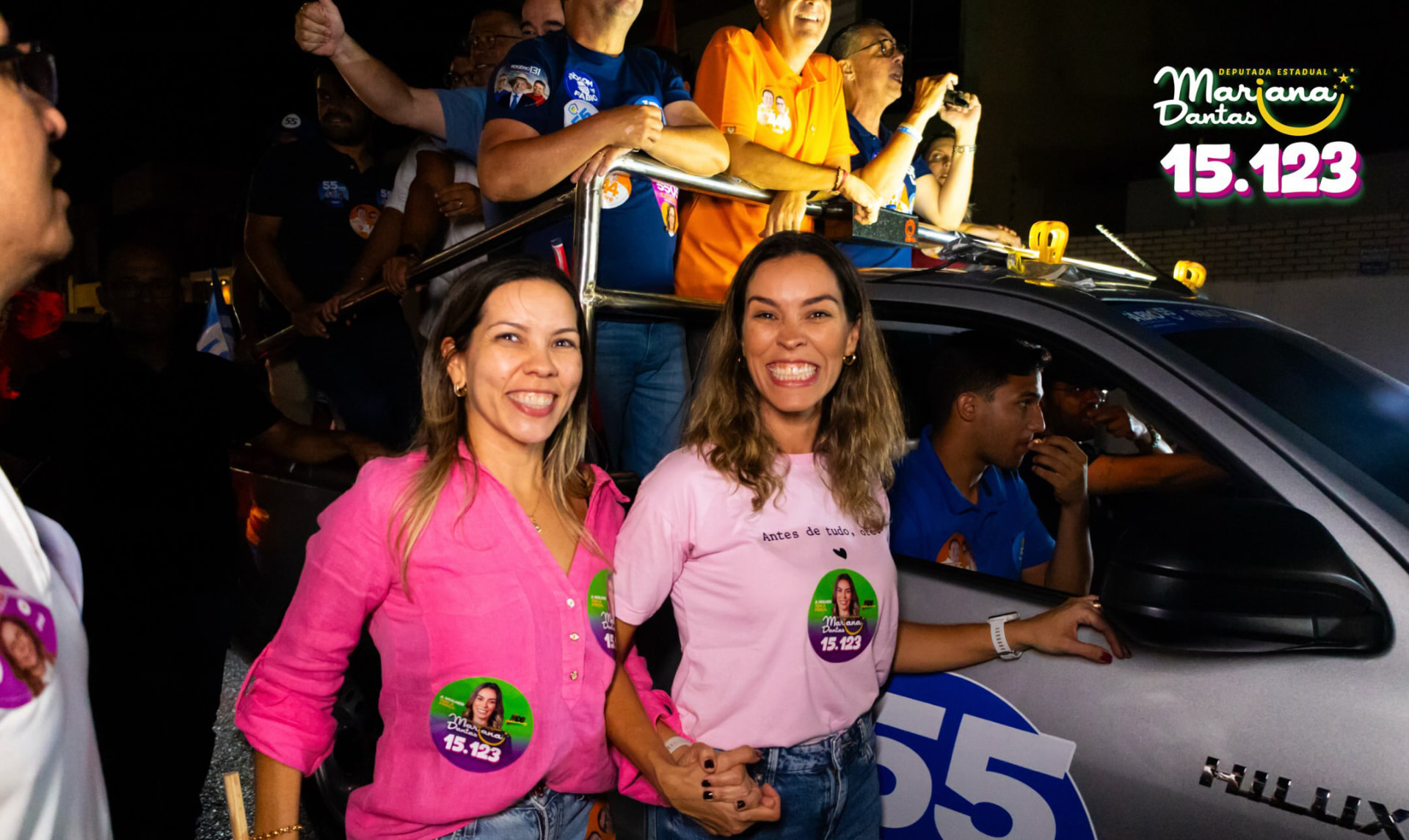 Mariana Dantas ao lado de apoiadora em frente ao carro durante carreata